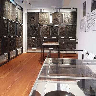 Bild vergr&ouml;&szlig;ern: Im Raum der Ofenplattensammlung